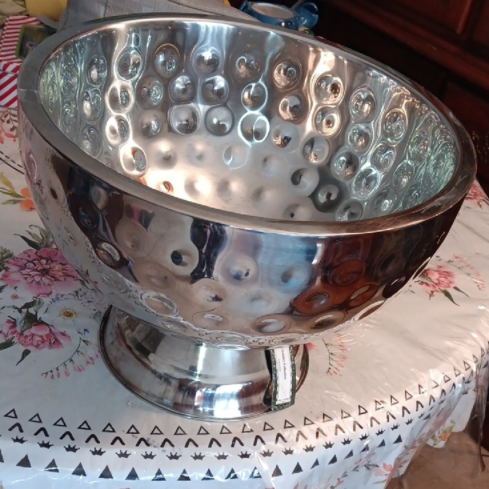 Bowl silver metal bowl Height 11" Circunference 46" - Picture 3 of 3